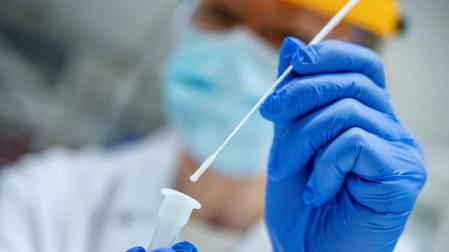 Un sanitario realiza una prueba de coronavirus.