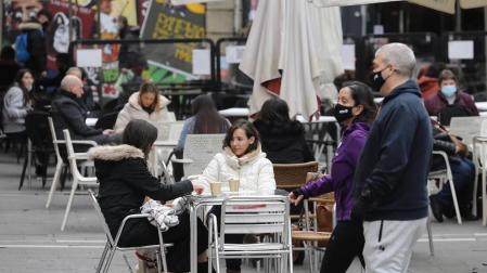 Barañáin, Pamplona, Estella y Tudela, así como el resto de la Comunidad foral, recibieron con visitantes la reapertura de las terrazas de los establecimientos hosteleros este jueves, 26 de noviembre.