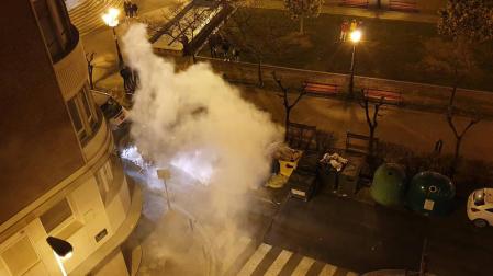 Bomberos de Navarra y agentes locales acudieron al fuego que afectó al motor de un coche en el Paseo Invierno de la capital ribera, sin que se lamentaran daños personales