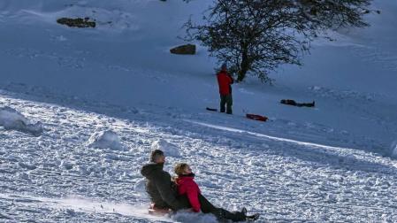 Padres y niños salieron a la nieve a disfrutar con los trineos en el alto de Lizarraga este jueves, 7 de enero.