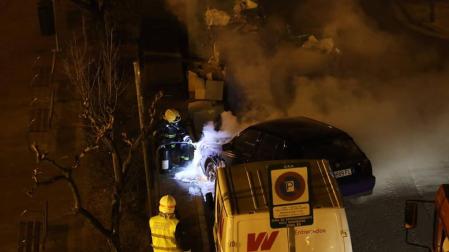 Aparatoso incendio de un automóvil en Tudela