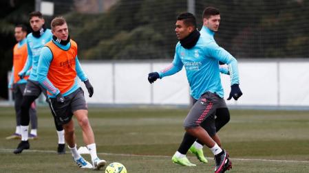 Entrenamiento del Madrid con Rodrygo y Carvajal bajo techo