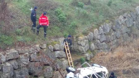 Los bomberos sacan un coche que estaba en el Cidacos desde la riada del 8 de julio