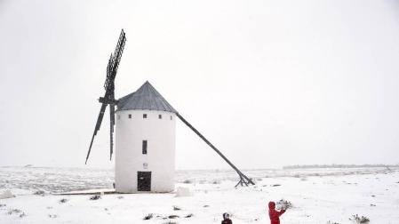 La borrasca Filomena que está afectando estos días a la Península, Canarias y Ceuta, ha activado este jueves las alertas en toda España, excepto en Melilla, y en la mitad del país hay aviso naranja por nevadas, lluvia intensa y temperaturas de hasta -12 grados.