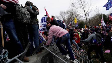 Seguidores de Donald Trump irrumpen en los terrenos del Capitolio de los Estados Unidos el 6 de enero de 2021