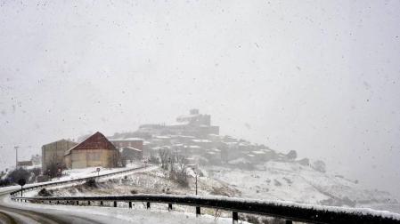 El temporal 'Filomena' que avanza de sur a norte de la península ha entrado este sábado en Navarra y ha dejado nevadas generalizadas en el sur y centro de la Comunidad foral. Municipios riberos como Tudela, Cascante, Cabanillas, Corella o Fitero han amanecido cubiertos de blanco.