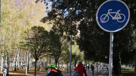 Cuatro carriles y aceras bici de Pamplona esperan la ITV