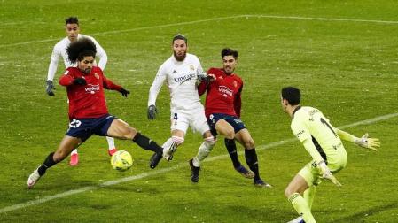 Imágenes de las horas previas y del partido Osasuna-Real Madrid, correspondiente a la jornada 18 y marcado por el paso de la borrasca Filomena.