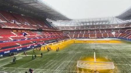 Empleados de Osasuna limpian El Sadar.