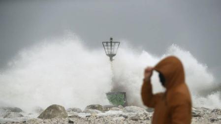 Una ola rompe en el espigón de la playa Seacaba de Málaga.