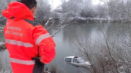 Ileso tras caer con el coche al río y salir por el techo en Peralta