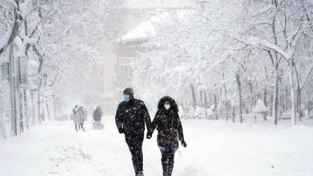 La Comunidad de Madrid ha despertado este sábado cubierta con una espesa manta de nieve que impide la movilidad en buena parte de la región, incluida la capital.