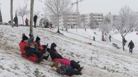 Tudela disfrutó de 15 cm de nieve en una jornada sin apenas problemas
