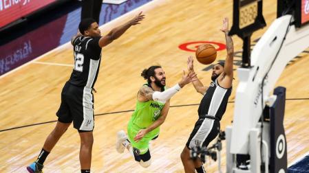 Ricky Rubio es frenado en falta por Patty Mills y Rudy Gay.