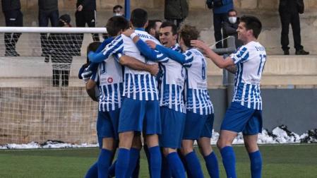Los jugadores del Izarra celebran uno de los tres goles que marcaron ayer ante el Ebro.