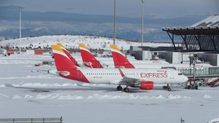 Aviones, en el aeropuerto de Barajas este domingo.