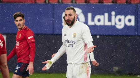Benzema hace un gesto de incredulidad durante el partido.