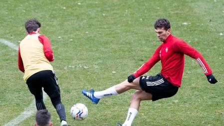 Lucas Torró golpea el balón en el entrenamiento de ayer.