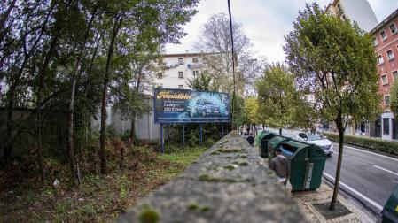 Treinta años bregando por un solar de la avenida Zaragoza