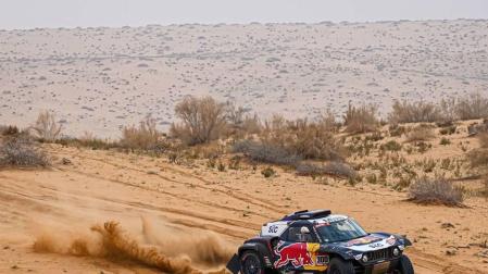 Al-Attiyah bate en el mano a mano a Sainz y Peterhansel se deja 3 minutos
