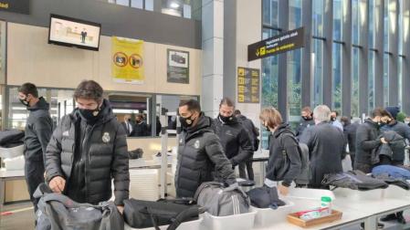 La expedición del Real Madrid, embarcando en Noáin.