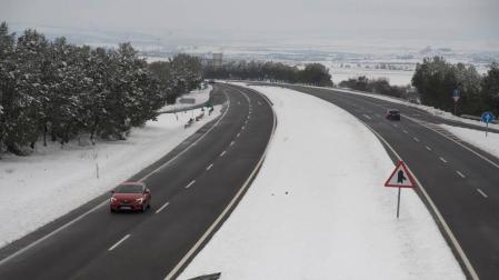Agentes de la Guardia Civil de Huesca detuvieron al conductor cuando realizaban funciones de prevención de la seguridad vial en la A-23 debido al temporal
