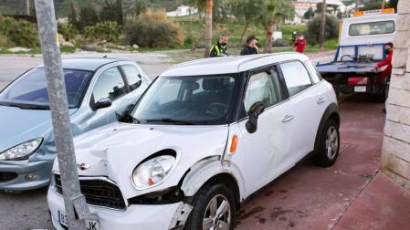 Las mujeres han salido corriendo del coche y éste circuló sin control hasta que ha colisionado con una farola
