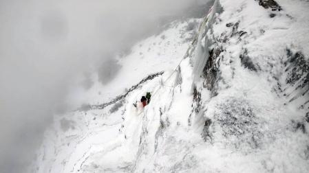 Galería de imágenes de Mikel Zabalza, Ekaitz Maiz y Gorka Karapeto escalando en hielo en el morro inferior del Beriáin-San Donato.