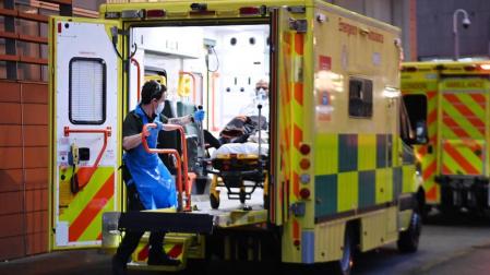 Reino Unido recurre a morgues de emergencia ante la saturación en hospitales
