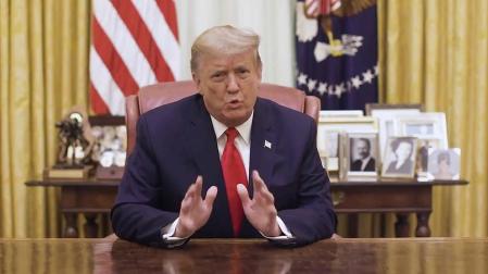 Trump condena la violencia sin mencionar el juicio político