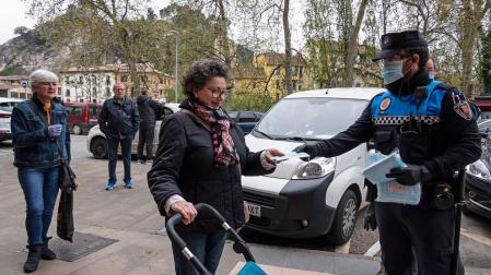 Un Policía Municipal de Estella repartiendo mascarillas