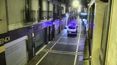 Patrulla de la Policía Municipal en las calles del Casco Antiguo de Pamplona.