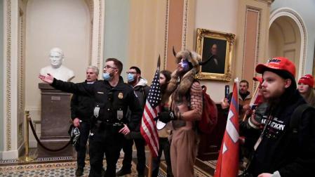 El hombre que irrumpió en el Capitolio vestido de bisonte pide el perdón de Trump