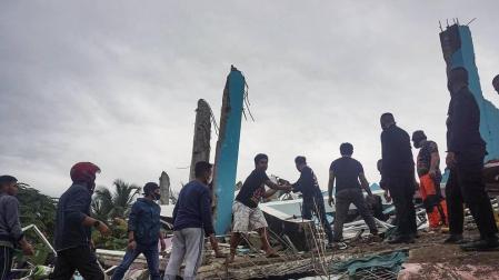 El terremoto de 6.2 en la escala de Richter en la isla de Célebe ha dejado por el momento 42 muertos, más de 600 heridos y decenas de desaparecidos.