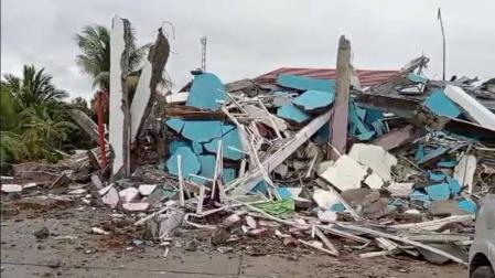 Un hospital derruido tras el terremoto en la localidad indonesia de Mamuju.