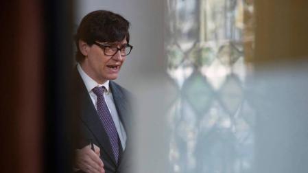 El retraso de las elecciones deja en el aire el 'efecto Illa' y los planes de Sánchez