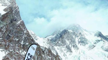 El K2 muestra sus dos caras
