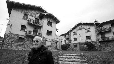 Un libro reivindica la figura del caminero, arrinconada por los nuevos sistemas de mantenimiento de carreteras y cruciales en la limpieza de viales cuando las nevadas eran copiosas y los quitanieves estaban por inventarse o eran rudimentarios