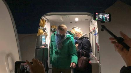 Navalni aterriza en Moscú mientras detienen a varios de sus simpatizantes