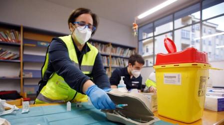 Navarra comienza la vacunación a los profesionales sanitarios y a grandes dependientes en Etxarri-Aranatz y Alsasua.