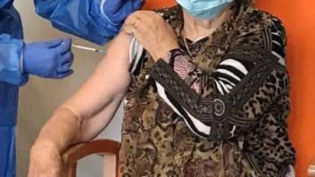 Una persona recibe la segunda dosis de la vacuna.