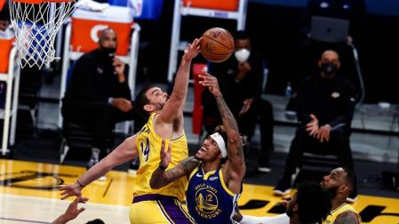 Gasol impide el lanzamiento de Kelly Oubre Jr.