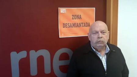 José María Iñigo posa ante un estudio de Prado del Rey poco antes de su muerte el 5 de mayo de 2018.