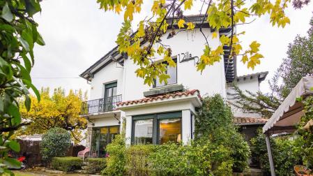 Una bonita casa con un jardín lleno de vida donde se unen tranquilidad y comodidad en el centro de Pamplona. Una casa única para entrar a vivir, estilo de construcción tradicional vasco, en 3 plantas con un estupendo jardín y garaje en la propiedad.