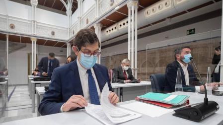 El consejero de Salud de Murcia presenta su renuncia tras su polémica vacunación