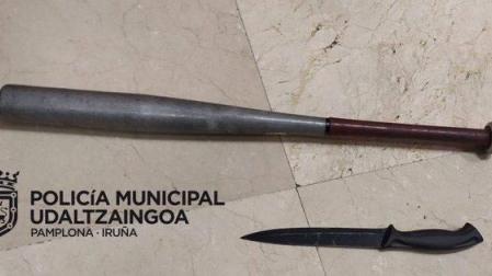 Detenido un taxista ilegal que llevaba un bate de acero y un cuchillo de grandes dimensiones