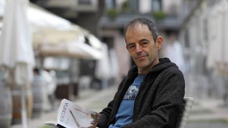 Jon Arretxe: “Me gusta escarbar en esos submundos de las afueras que nadie quiere ver”