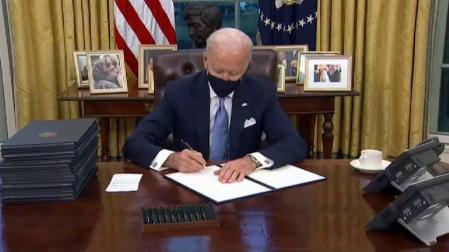 Joe Biden exprime al máximo sus primeras horas de gobierno firmando 17 órdenes ejecutivas