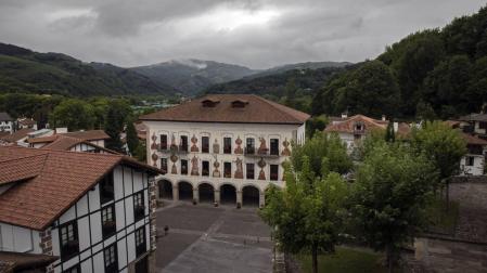 Al fondo, imagen de la Casa Consistorial de Bera.