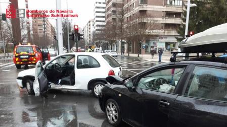 Dos trasladados al CHN tras una colisión en el cruce de Pío XII con Sancho el Fuerte
